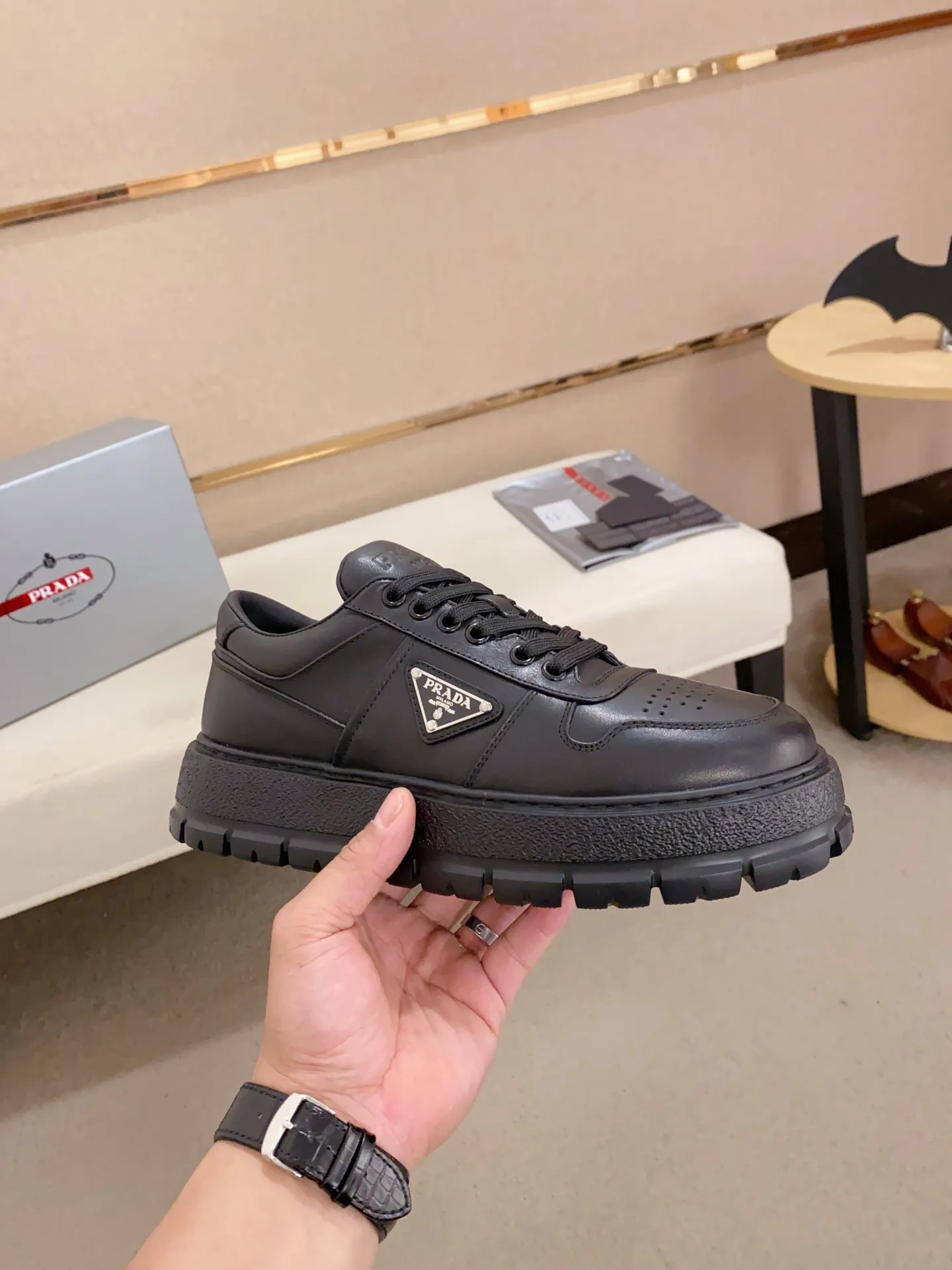 Men's shoes💰 620💰 ✔️✔️✔️Higher version High-quality new PRADA counters are launched simultaneously. The new men's shoes and 😘fabrics are selected from first-layer cowhide and are made by pure handicrafts. Lining: Full cowhide lining. 👍🏿 High-end ☄️ air-cushion molded anti-slip rubber outsole, exquisite lines, simple and elegant, comfortable and high-end for leisure travel. Code number: 38 to 44